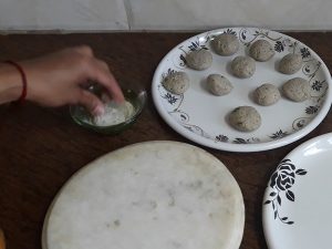 apply dry flour on dough balls
