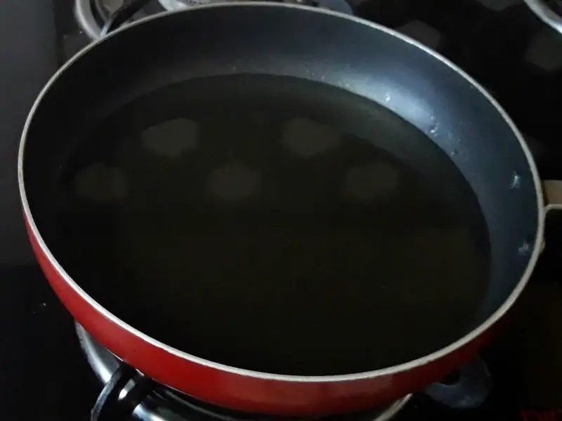 heat oil for frying kuttu ki puri