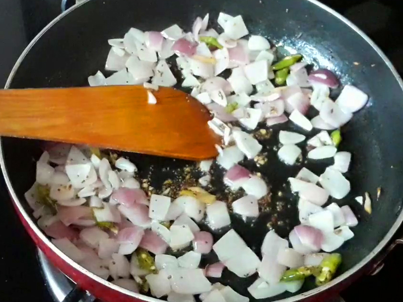 chopped onion in bread upma
