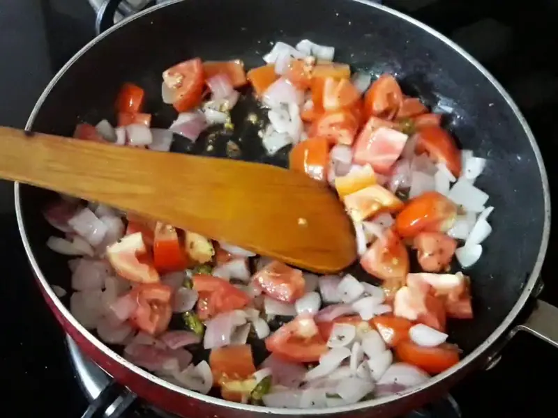chopped tomatoes for bread upma recipe
