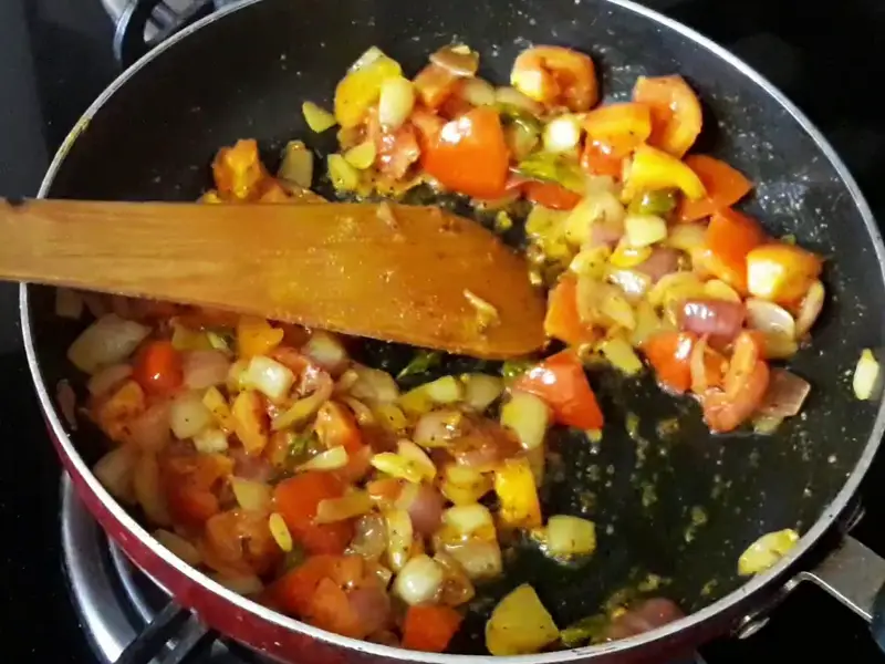saute tomatoes and onion in bread upma