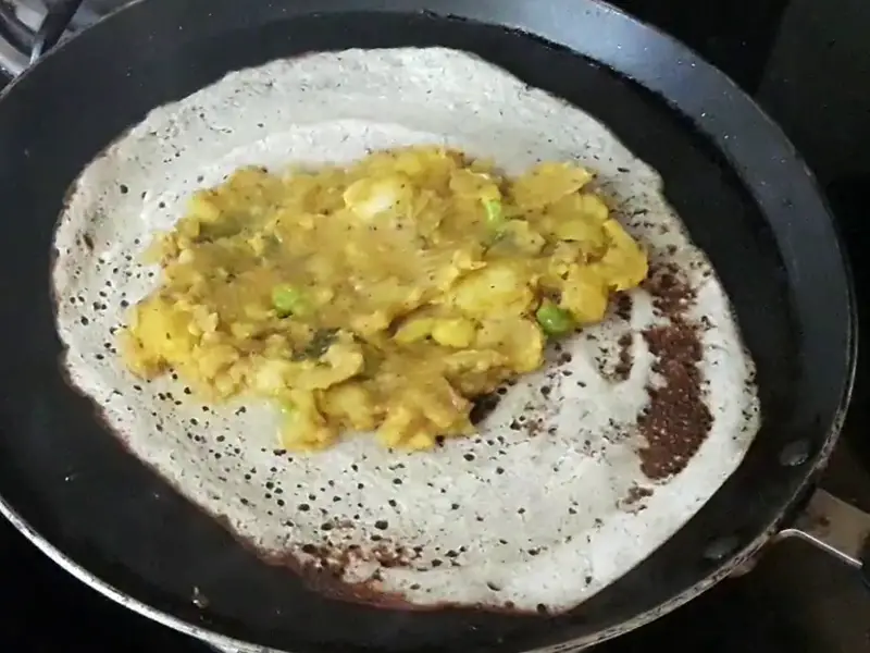 add potato masala on dosa