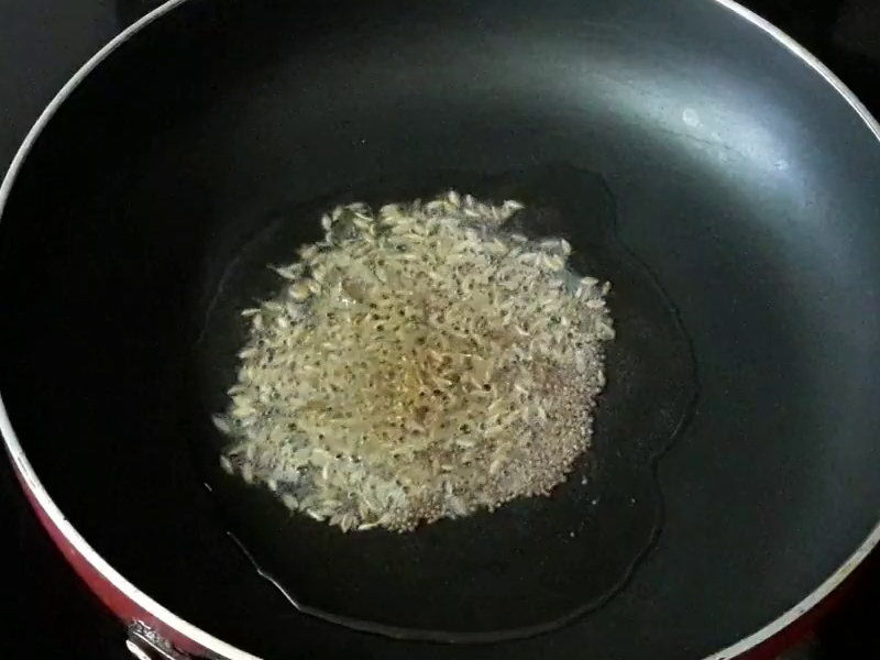 add jeera in oil for potato masala