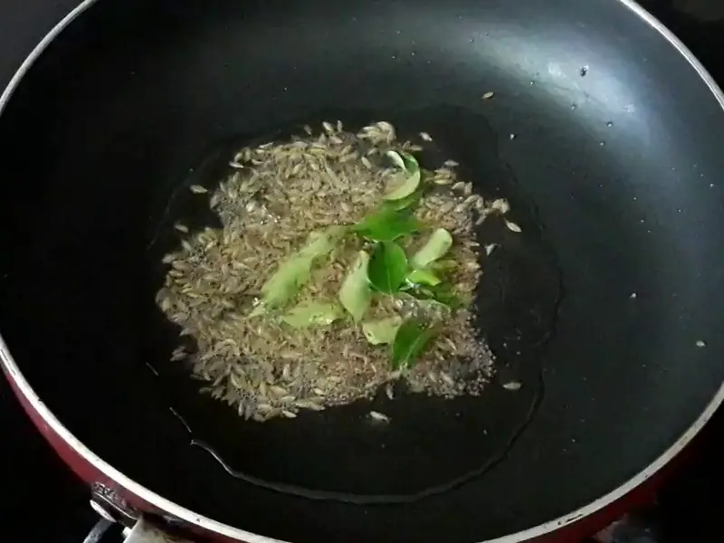 curry leaves in potato masala