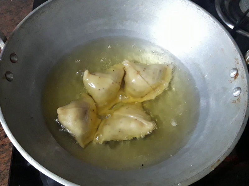 put samosa in kadai for frying