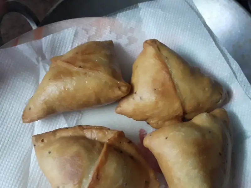 remove excess oil of samosa on paper towel