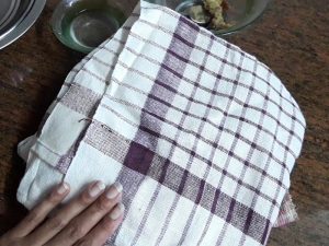 cover raw samosa with cloth