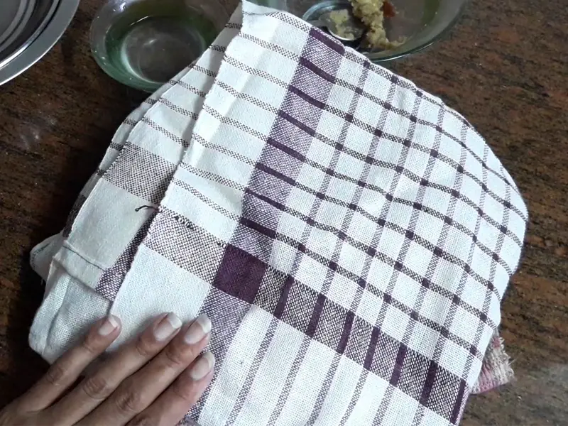 cover raw samosa with cloth