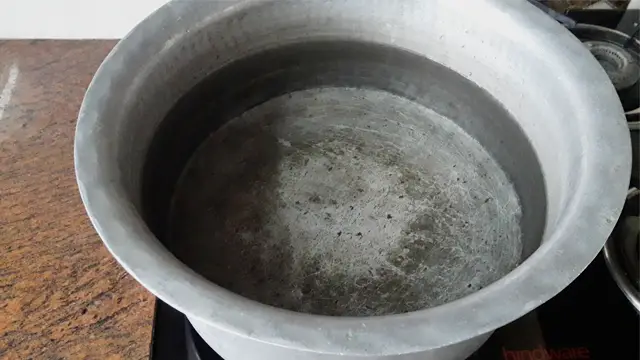 बर्तन में पानी भर कर गैस स्टोव पर रखे