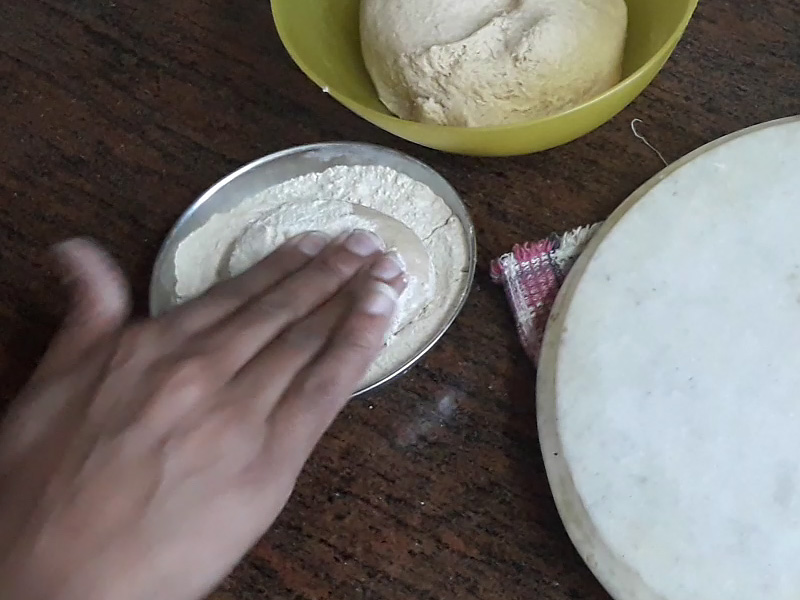 flour applied on dough ball