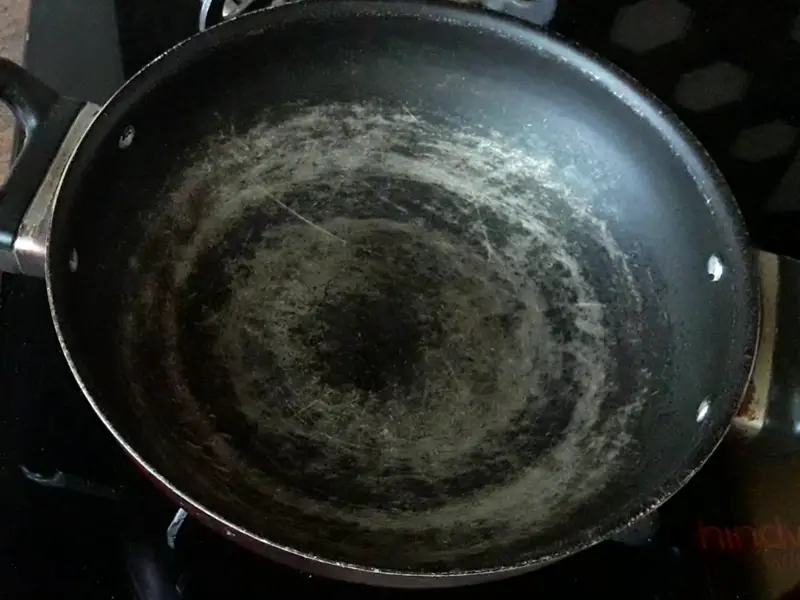 non stick कढ़ाई को गैस पर गरम करे