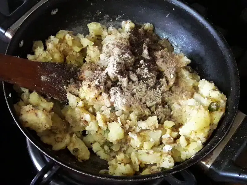 add roasted cumin seeds in samosa stuffing
