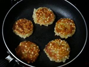 golden brown sabudana vada from one side