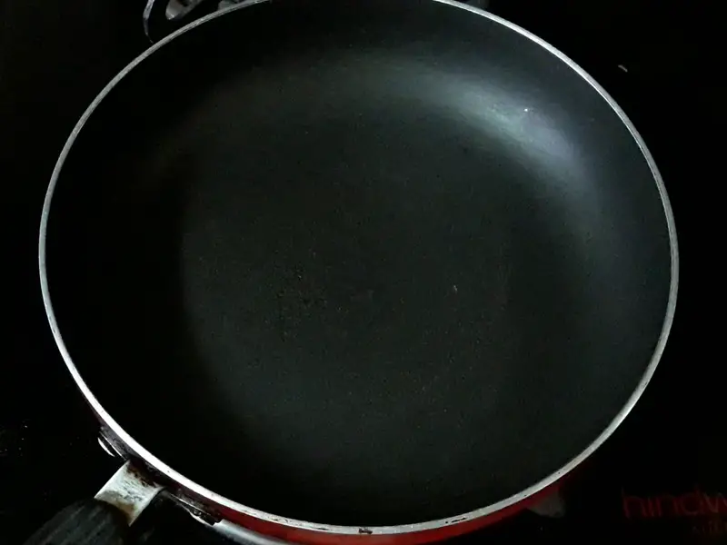 heating pan for shallow frying sabudana vada