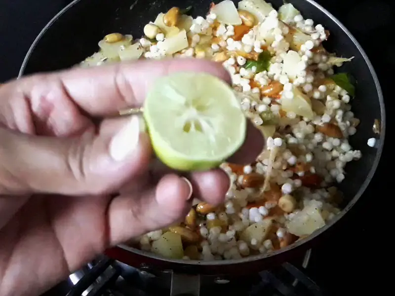 lemon juice added on top of sabudana khichdi