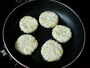 sabudana vada tikki placed on pan