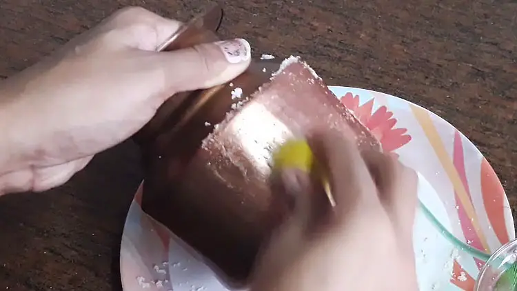 applying lemon for cleaning copper