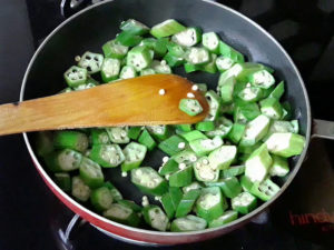 frying bhindi for recipe