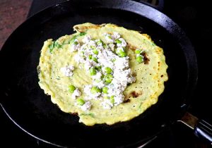 stuffed moong dal cheela recipe instructions-13