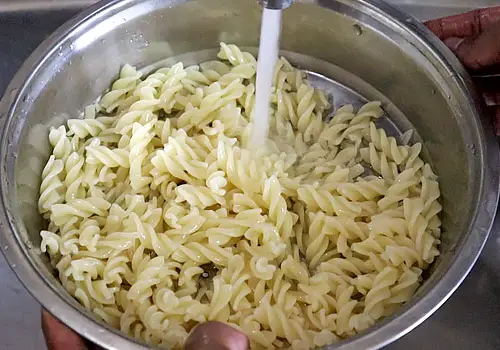 वाइट सॉस पास्ता बनाने के स्टेप्स-3