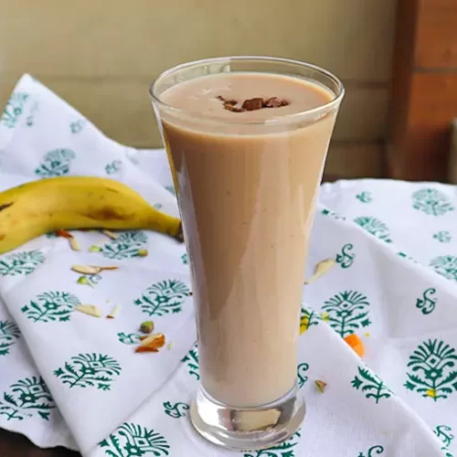 banana chocolate smoothie with milk