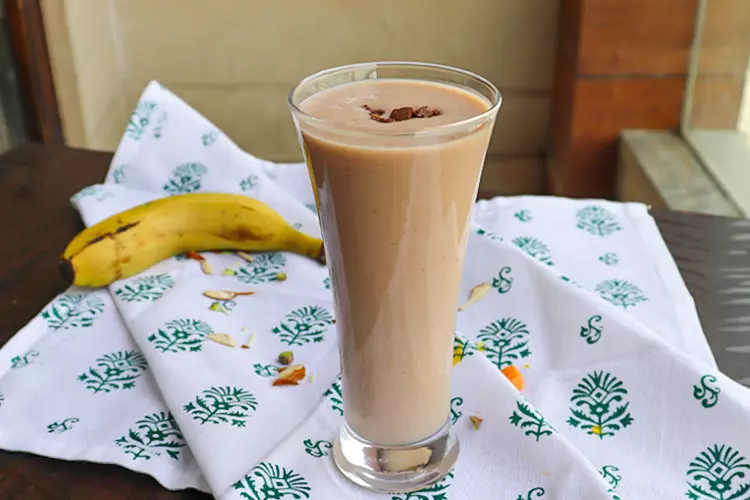 banana chocolate smoothie with milk